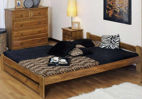 postel pro dva z borovicového dřeva