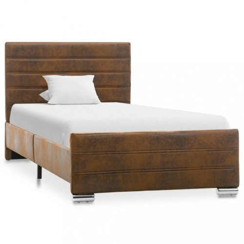 postel s ozdobným prošívaným designem