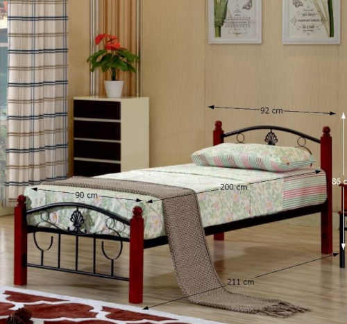 postel v kombinaci dřeva a kovu
